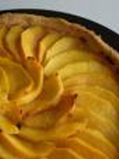 Una foto de Tarta de manzana con mermelada de frambuesa