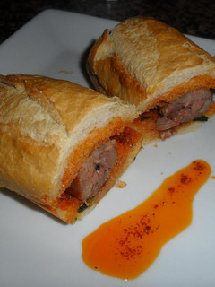 Una foto de Bocadillo de chorizo con salsa de pimentón picante