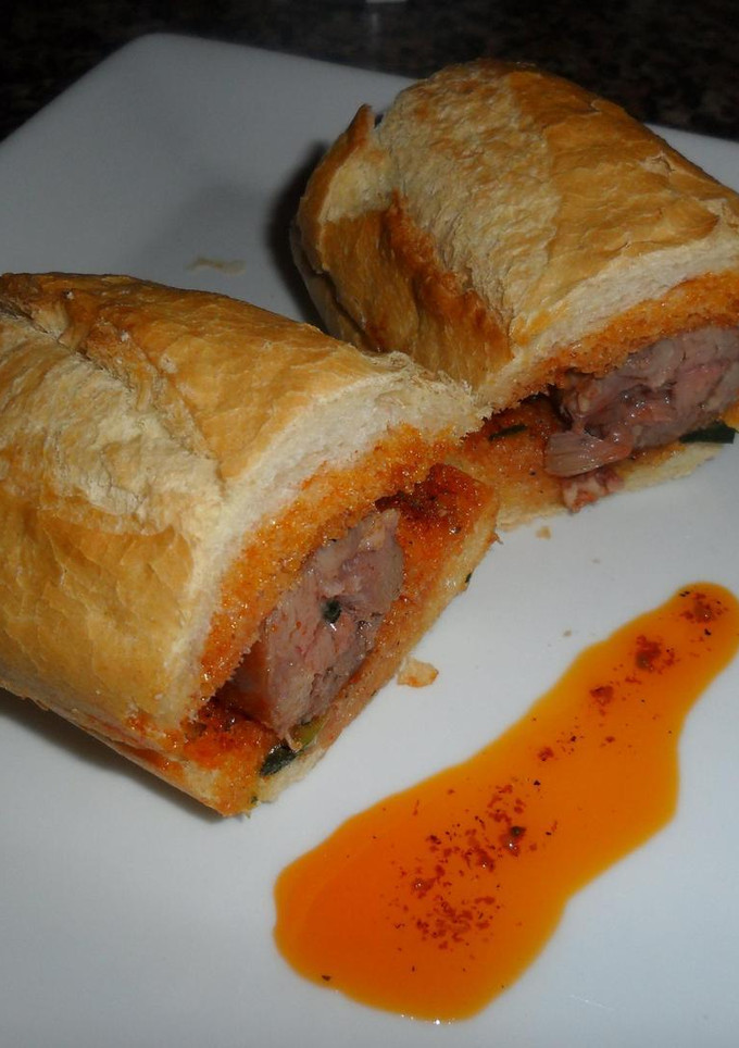 Una foto de Bocadillo de chorizo con salsa de pimentón picante