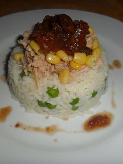 Una foto de Timbal de arroz con atún y chutney de tomate