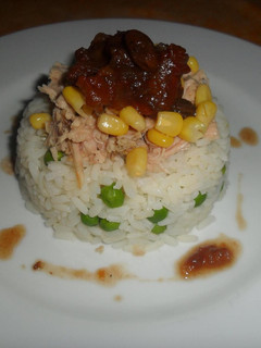 Una foto de Timbal de arroz con atún y chutney de tomate