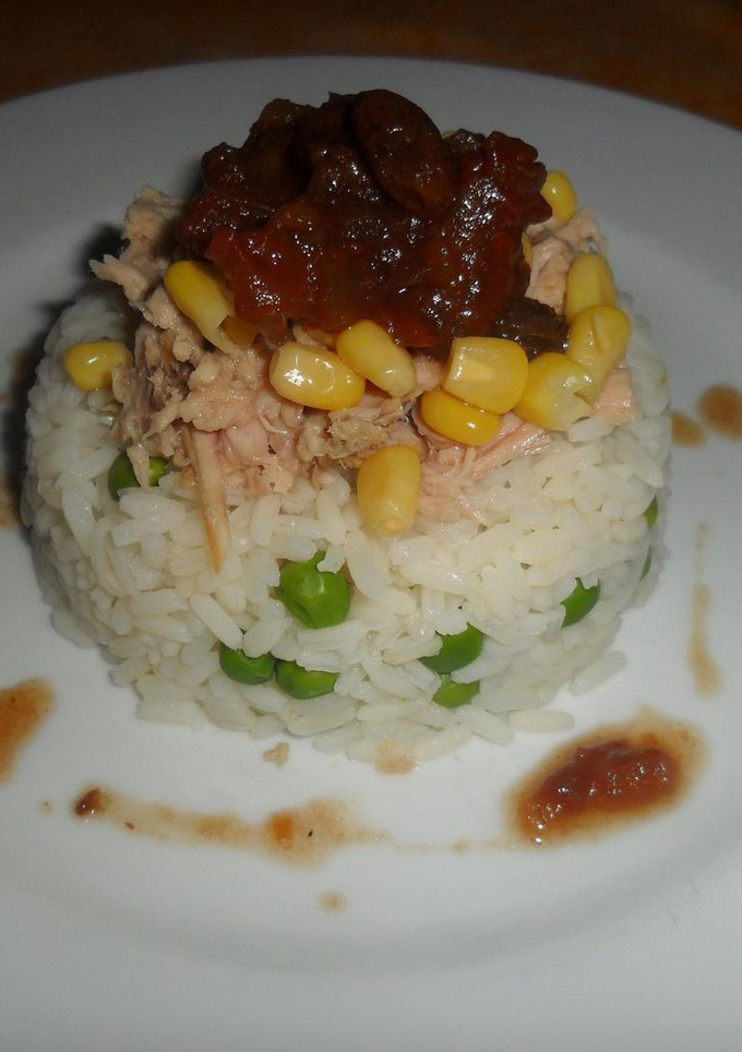 Una foto de Timbal de arroz con atún y chutney de tomate