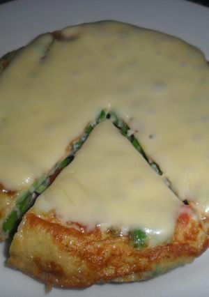 Una foto de Tortilla de guisantes con taquitos de jamón serrano