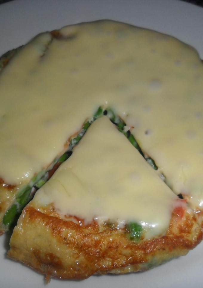 Una foto de Tortilla de guisantes con taquitos de jamón serrano