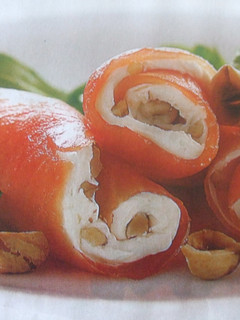Una foto de Rollitos de salmón con queso fresco y avellanas
