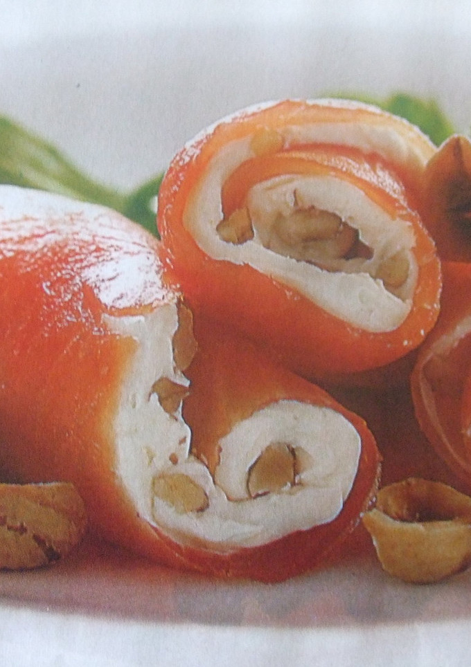 Una foto de Rollitos de salmón con queso fresco y avellanas