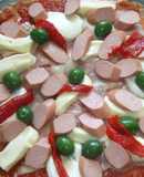 Pizza integral de quesos con salchichas y pimiento morrón