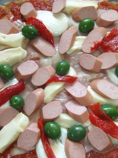 Una foto de Pizza integral de quesos con salchichas y pimiento morrón