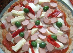 Foto principal de Pizza integral de quesos con salchichas y pimiento morrón