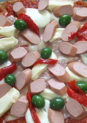 Una foto de Pizza integral de quesos con salchichas y pimiento morrón