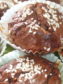 Una foto de Muffins de algarroba con frutos secos y semillas de sésamo blanco