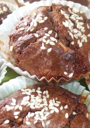 Una foto de Muffins de algarroba con frutos secos y semillas de sésamo blanco