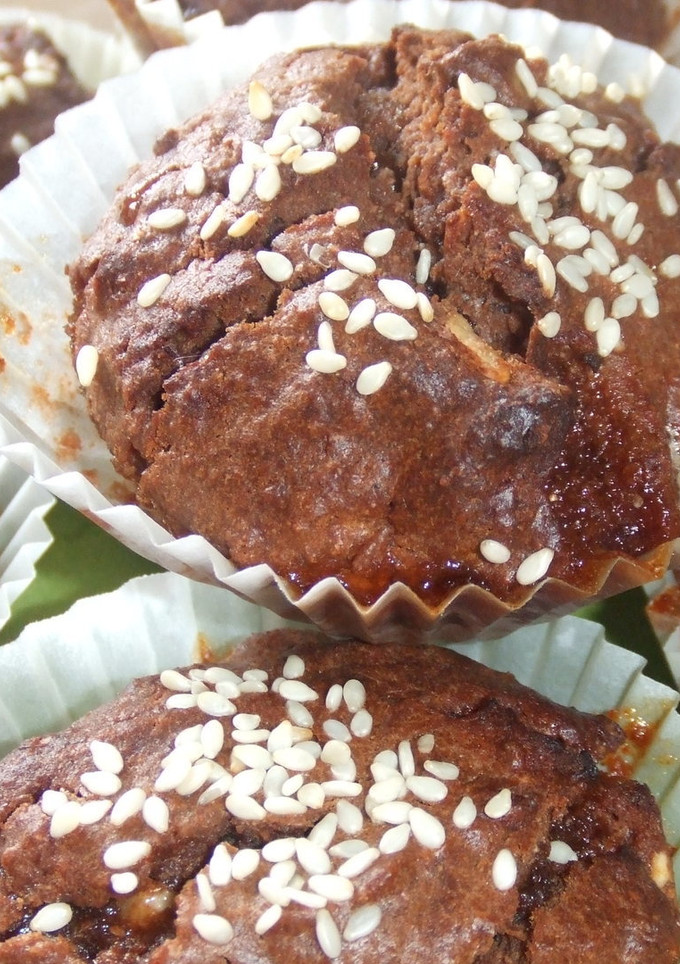 Una foto de Muffins de algarroba con frutos secos y semillas de sésamo blanco