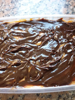 Una foto de Postre de dulce de leche con masitas de chocolate y merengues