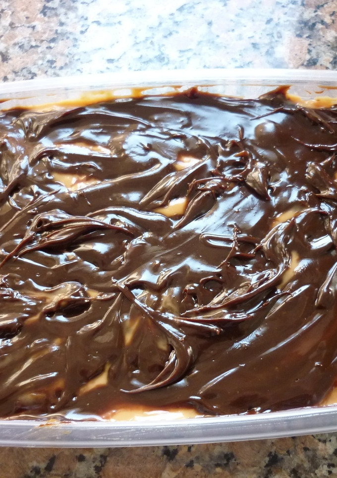 Una foto de Postre de dulce de leche con masitas de chocolate y merengues