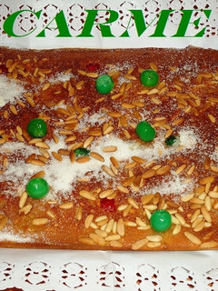 Una foto de Coca de piñones y cerezas confitadas