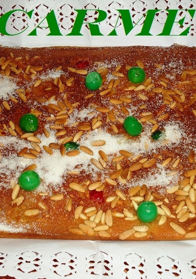 Una foto de Coca de piñones y cerezas confitadas
