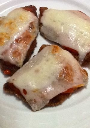 Una foto de Milanesa casera napolitana