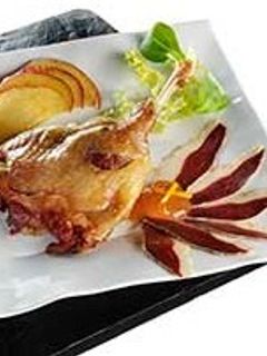 Una foto de Muslo de pato con salsa de manzana