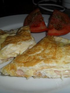 Una foto de Omelette de jamón y queso con tomate al orégano