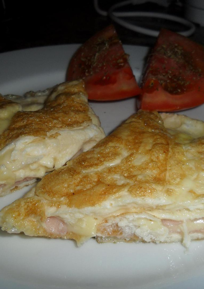 Una foto de Omelette de jamón y queso con tomate al orégano