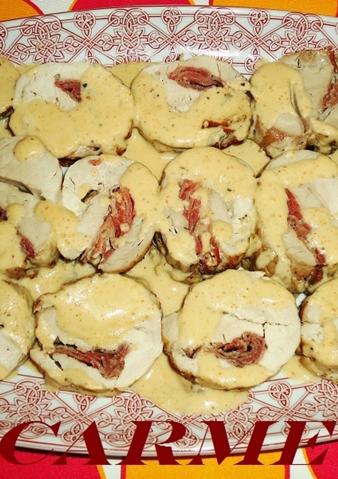 Una foto de Solomillo de cerdo relleno de jamón ibérico y queso