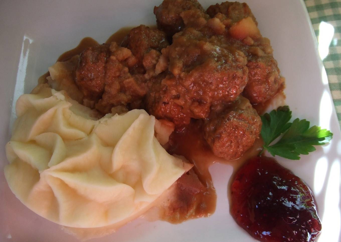 Albóndigas suecas con puré y salsa de carne