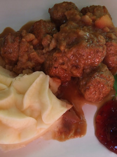 Una foto de Albóndigas suecas con puré y salsa de carne