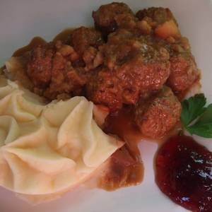 Albóndigas suecas con puré y salsa de carne