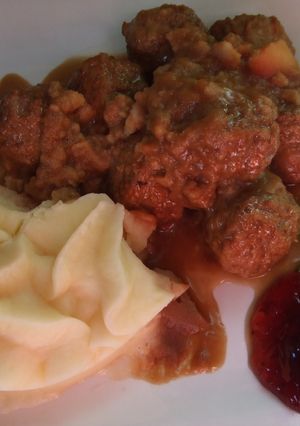 Una foto de Albóndigas suecas con puré y salsa de carne