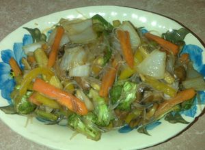 Una foto de Fideos de harina de arroz con verduras