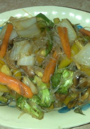 Una foto de Fideos de harina de arroz con verduras
