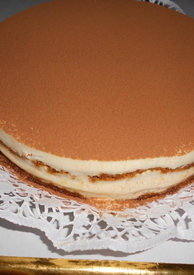 Una foto de Torta fría de dulce de leche y nuez