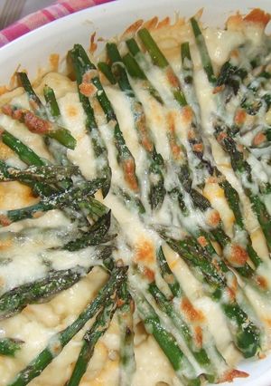 Una foto de Gratinado de coliflor y espárragos trigueros con cuatro quesos