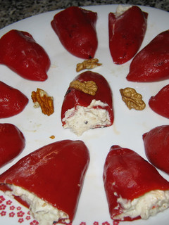 Una foto de Pimientos de piquillo rellenos de crema de nueces