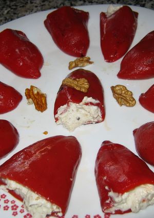 Una foto de Pimientos de piquillo rellenos de crema de nueces