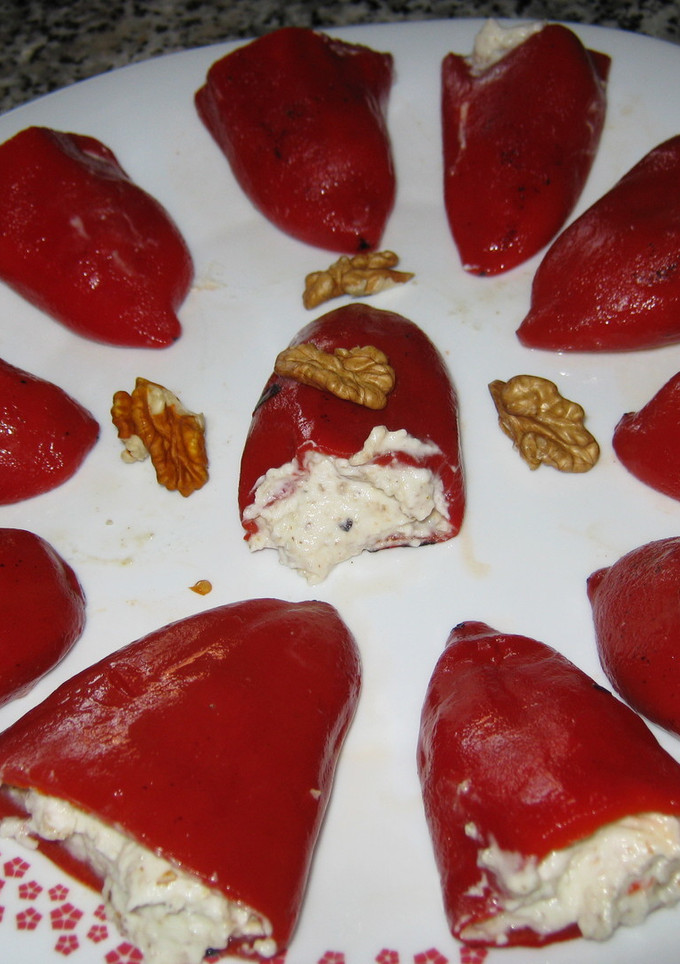 Una foto de Pimientos de piquillo rellenos de crema de nueces