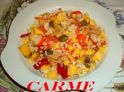 Una foto de ensalada con palitos de cangrejo