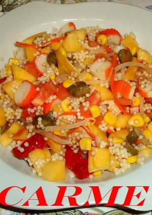 Una foto de Ensalada de sémola y palitos de cangrejo