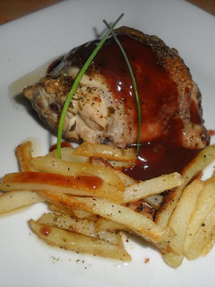 Una foto de Pollo con salsa al vino tinto