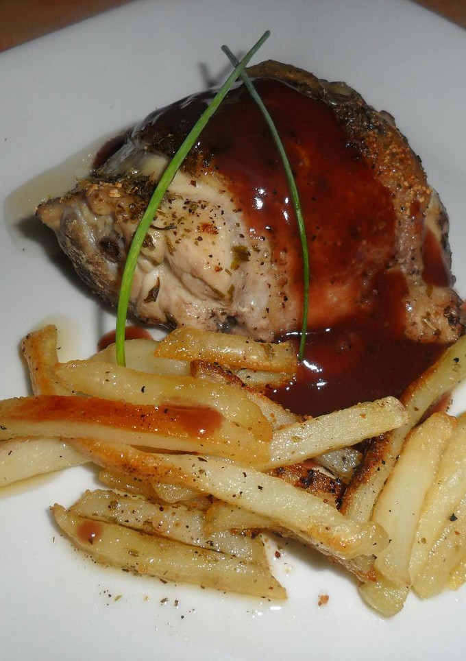 Una foto de Pollo con salsa al vino tinto