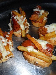 Una foto de Tostadas con chistorra, patatas y queso