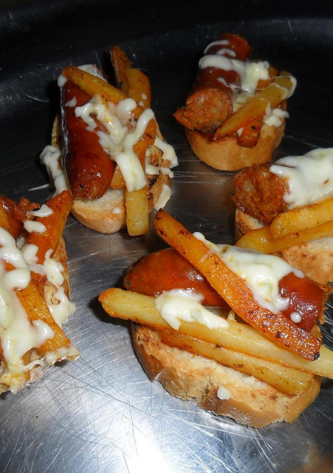 Una foto de Tostadas con chistorra, patatas y queso