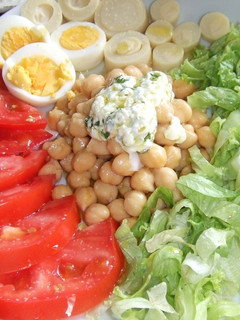 Una foto de Ensalada de garbanzos con palmitos y mayonesa de albahaca
