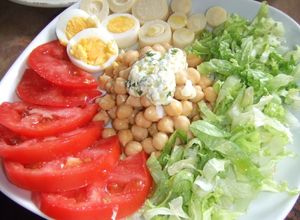 Una foto de Ensalada de garbanzos con palmitos y mayonesa de albahaca