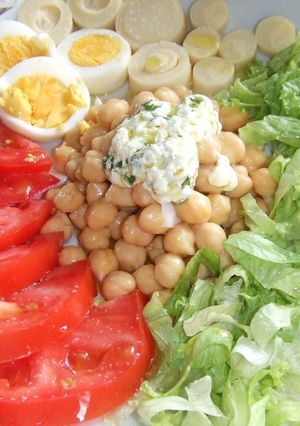 Una foto de Ensalada de garbanzos con palmitos y mayonesa de albahaca