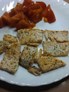 Una foto de Salmón a la plancha con tomate