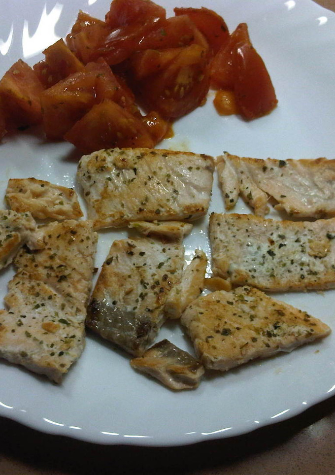 Una foto de Salmón a la plancha con tomate