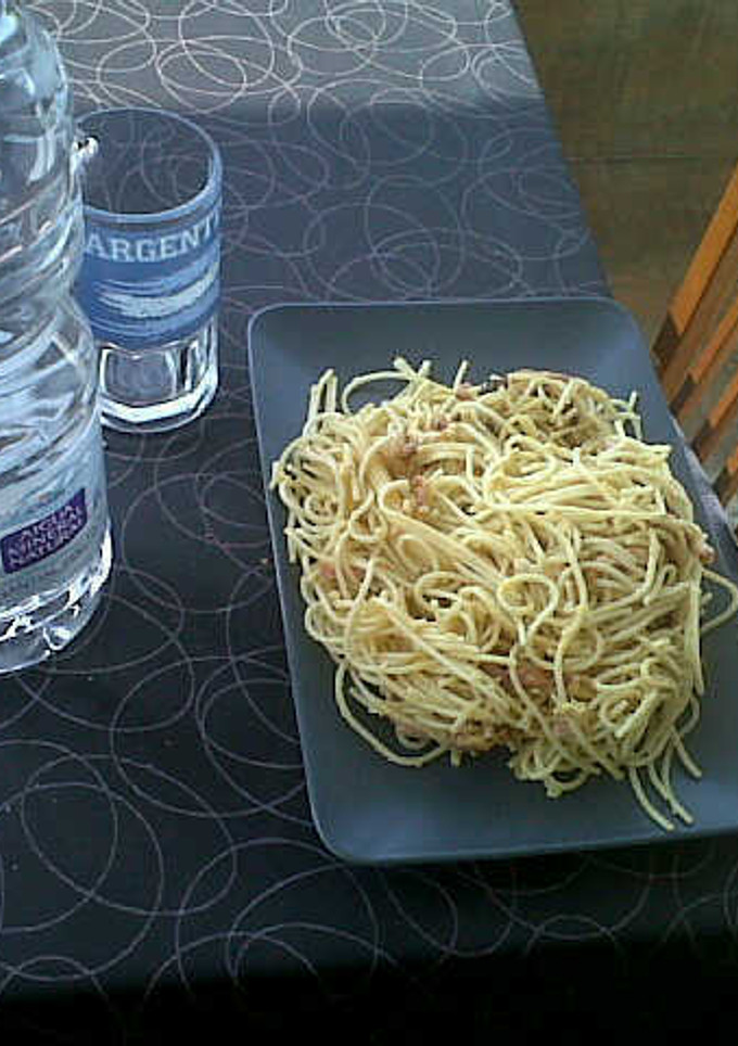 Una foto de Pasta con bacon y al huevo