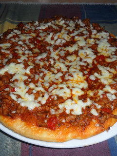 Una foto de Pizza boloñesa